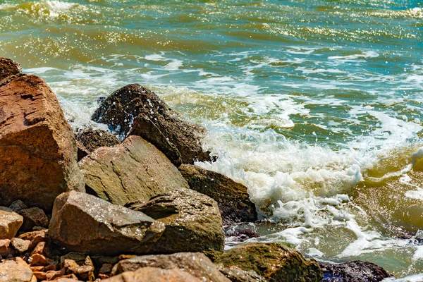 Água do mar atinge as pedras na praia . — Fotografia de Stock