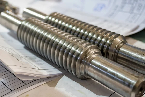 El eje de tornillo después de la fabricación en un torno se encuentra en el dibujo técnico . —  Fotos de Stock