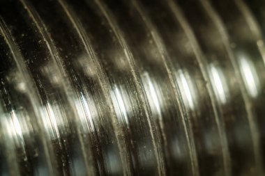 İpliği boş ver, kilidi kapat. Spiral ipliğin makro fotoğrafı.