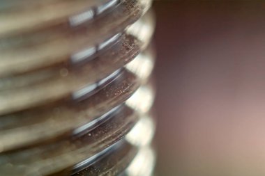 İpliği boş ver, kilidi kapat. Spiral ipliğin makro fotoğrafı.