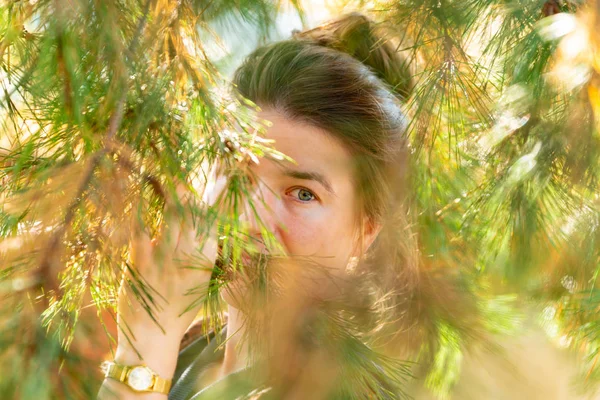 Chica en los arbustos de las plantas, retrato de una hermosa chica . — Foto de Stock