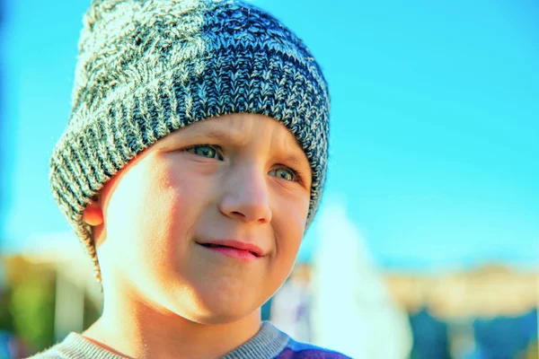 Ritratto di un ragazzo triste e triste in un cappello grigio lavorato a maglia . — Foto Stock