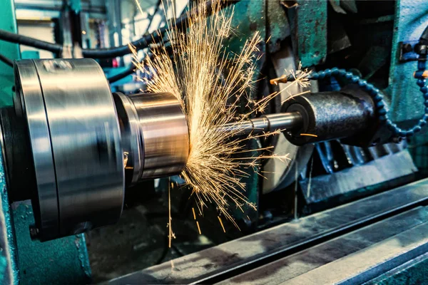 Inwendig slijpen op een ronde slijpmachine en wordt verwerkt door een slijpschijf. — Stockfoto