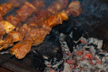 Kavrulmuş et, yanan kömürlerin üzerinde pişirilir..