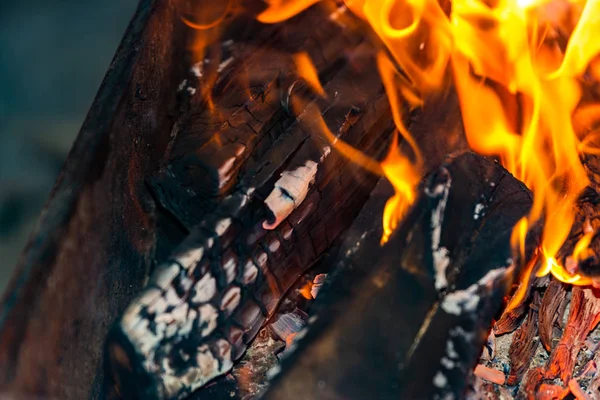 Queimar fogo em uma churrasqueira para fritar carne na rua . — Fotografia de Stock