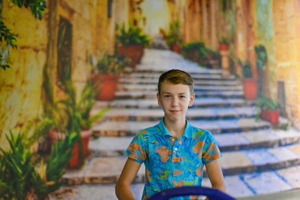 Un niño sobre el telón de fondo de edificios antiguos y antiguos de la ciudad —  Fotos de Stock