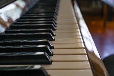 Piyano arka planda ışıklı