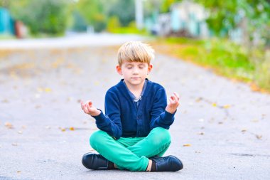 Çocuk gözlerini kapadı ve dinleniyor..