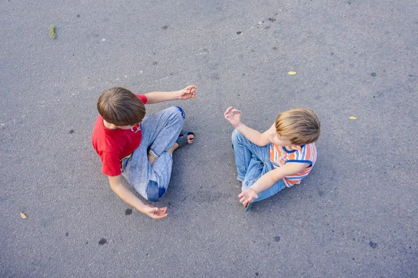 İki çocuk yolun ortasında oturmuş meditasyon yapıyorlardı.. — Stok fotoğraf