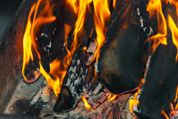 Queimar troncos em chamas dá calor e luz . — Fotografia de Stock