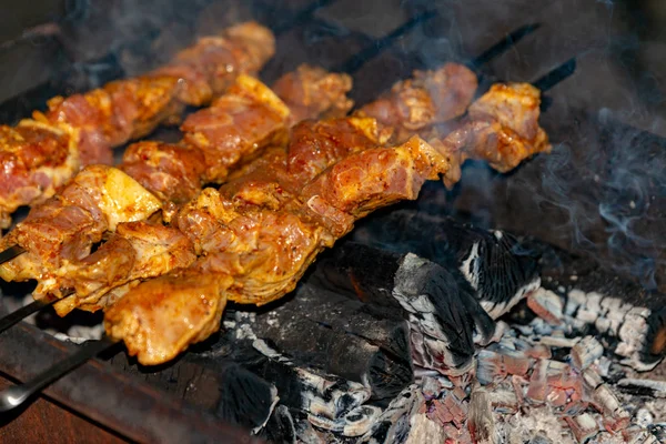 Ψητό κρέας σε σουβλάκια μαγειρεύεται πάνω από κάρβουνα καύση. — Φωτογραφία Αρχείου