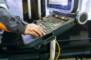 Bir Cnc makinesinin kontrol paneli, bir işçi bir makinenin parçaları işlemek için bir program keser.