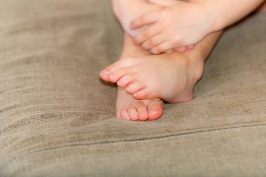 Kanepede oturan bir adamın elleri..