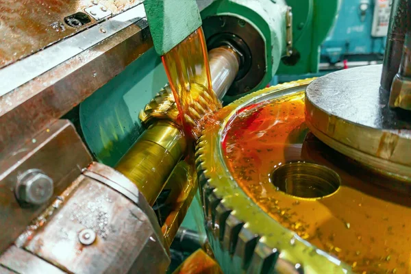 Cortes na empresa, cortando um dente em engrenagens de uma roda de engrenagem . — Fotografia de Stock