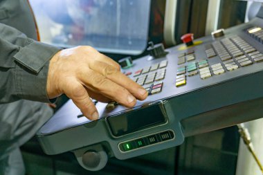 Bir Cnc makinesinin kontrol paneli, bir işçi bir makinenin parçaları işlemek için bir program keser.