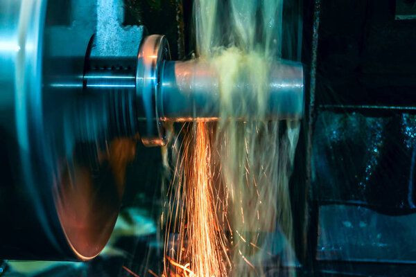 Grinding a CONIC mandrel on a water-cooled circular grinding machine.