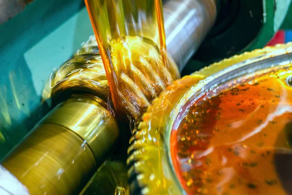 Cortador de engranajes modular refrigerado por aceite. El aceite técnico enfría el proceso de corte del engranaje . — Foto de Stock