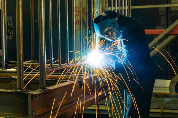 Soldador trabajando en la fabricación de estructuras metálicas . — Foto de Stock