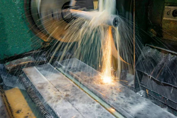 Αλεσμένο μέταλλο με ψύξη σε κυκλική μηχανή λείανσης. — Φωτογραφία Αρχείου