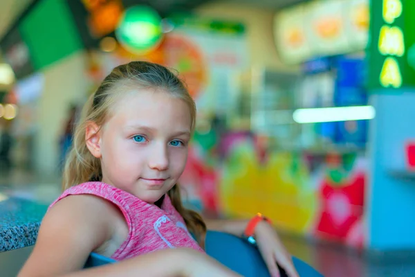 Fille assise dans un café dans un centre commercial — Photo