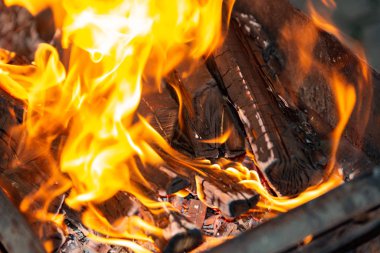 Sokakta yemek pişirmek için yakacak odun ateşi..