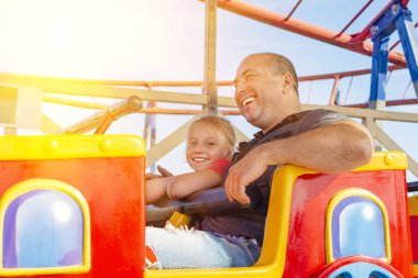 Baba ve kızı eğlence parkında eğleniyorlar..