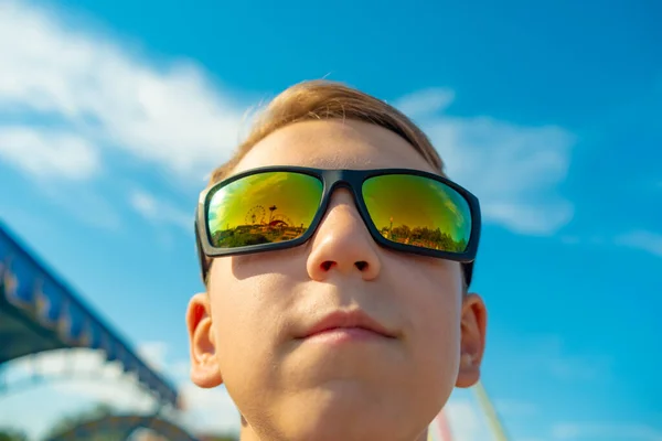 어린이들의 매력에 안경을 쓰고 엔터 테인 먼 트 복합 물에 비친 소년. — 스톡 사진