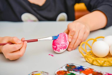 Paskalya tatili için paskalya yumurtasına farklı karakterler çiziyor..