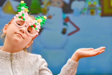 Noel elbiseli kız hediye için ellerini uzatıyor..