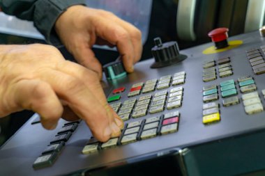 Bir Cnc makinesinin kontrol paneli, bir işçi bir makinenin parçaları işlemek için bir program keser.