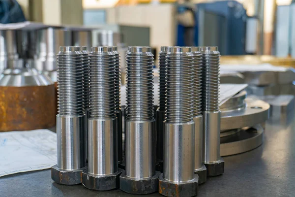 Schrauben, die auf einer Drehmaschine von einem Sechskant in der Maschinenhalle gefräst werden. — Stockfoto