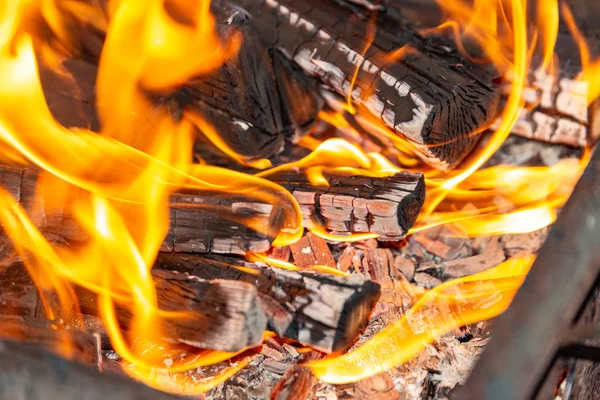 Queimar fogo em uma churrasqueira para fritar carne na rua . — Fotografia de Stock