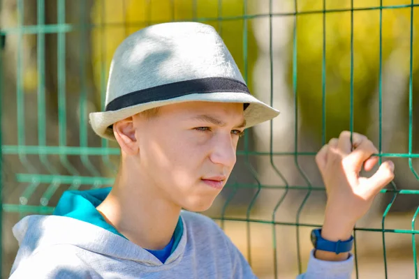 Portrait d'un jeune homme en colère et mécontent avec un chapeau gris . — Photo