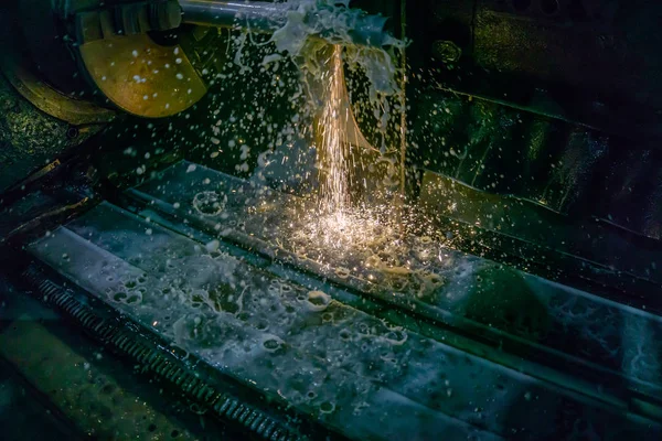 Rectificadora para el procesamiento de metales con herramientas abrasivas en producción con refrigeración y chispas . — Foto de Stock