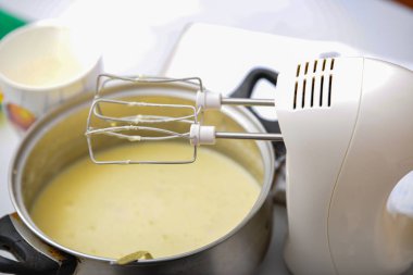 Elektrikli mikser hamur karıştırır ve hamur çırpar..