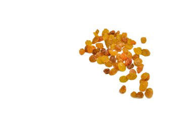 Kurutulmuş üzümler izole bir zeminde yatıyor..