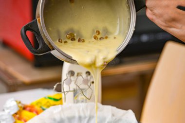 Hanımım tavadan dökülüyor, turta hamuru fırın tabaklarına dökülüyor..