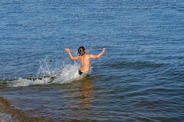 Хлопчик стрибає і занурюється в море . — стокове фото