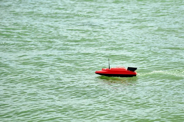 Un bateau jouet radiocommandé flotte sur la mer . — Photo