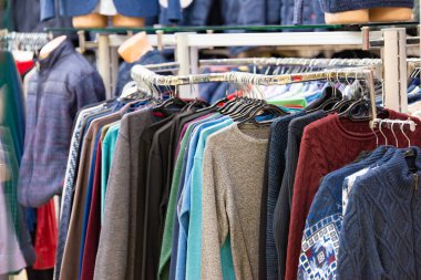 Satılık bir mağazada şık ve şık kıyafetler..