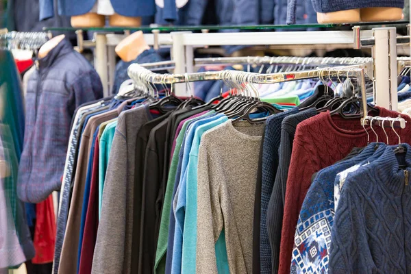 Modieuze en stijlvolle kleding in een winkel aan een hanger te koop. — Stockfoto