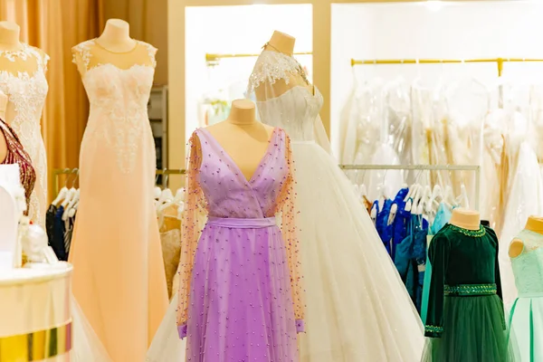 Βραδινά κομψά φορέματα σε βιτρίνα μπουτίκ μόδας και σε κρεμάστρα καταστήματος προς πώληση. — Φωτογραφία Αρχείου