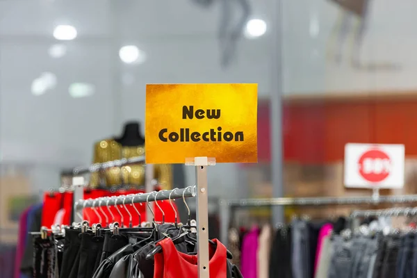 Una nueva colección de ropa para hombres y mujeres . — Foto de Stock