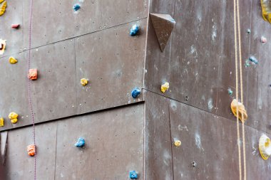 Ekstrem sporlar için yapay kaya, tırmanmak için kule.