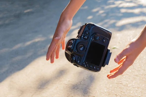 Kamera wypada z rąk fotografa i łapie go w locie.. — Zdjęcie stockowe