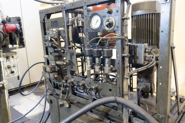 Metal kesme makinesinin hidrolik sistemi, mekanik ekipmanların yağlanması için yüksek basınçlı yağ istasyonu.