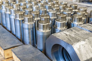 Cnc değirmen makinesindeki üründen sonra metal yuvarlak parçalar metal yapılarda montaj için depoda..
