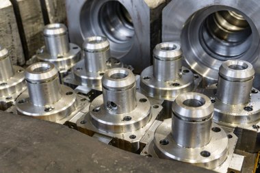 Cnc değirmen makinesindeki üründen sonra metal yuvarlak parçalar metal yapılarda montaj için depoda..