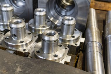 Cnc değirmen makinesindeki üründen sonra metal yuvarlak parçalar metal yapılarda montaj için depoda..