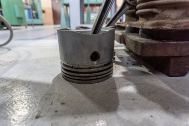 İçten yanmalı motorun yanındaki bağlantı çubuğu olan Piston söküldü.